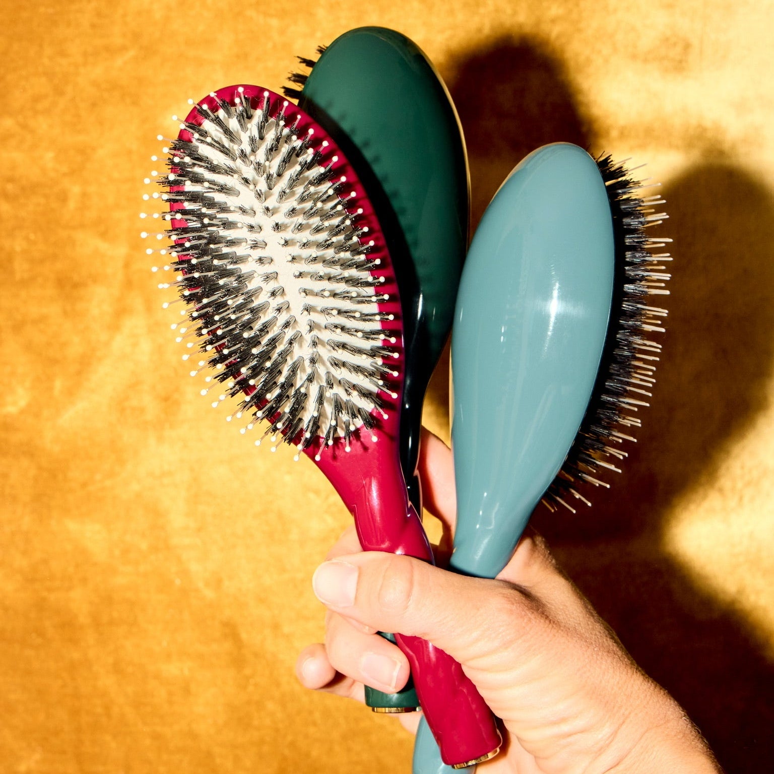 La Bonne Brosse - N.03 The Essential Gentle Scalp Care Hair Brush - Cherry Red