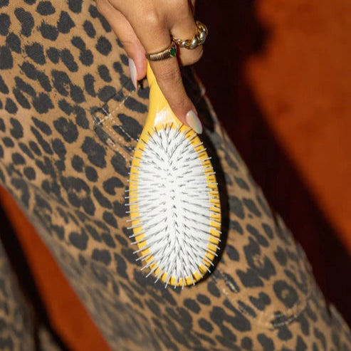 N.07 The Stimulating & Detangling Hair Brush Saffron Yellow - Living Beauty