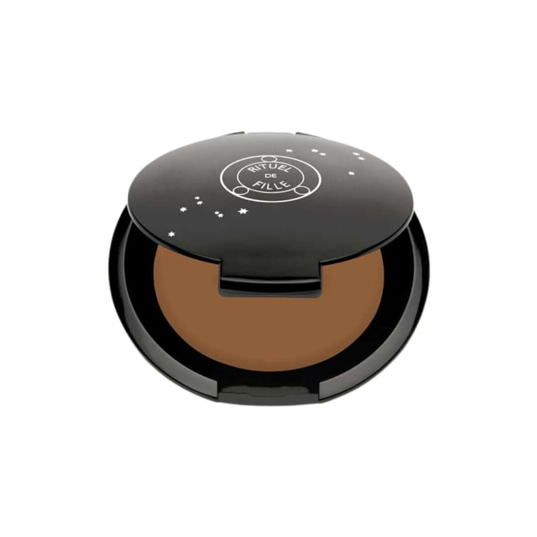 Dione - Deep concealer and foundation balm with golden undertones.